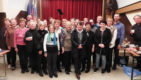 Skupinski posnetek Gospodinje so postavile na ogled dobrote iz »špajze«